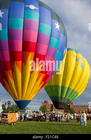 Zwei Heißluftballons Vorbereitung auf in Lewiston, Maine zu starten. Stockfoto