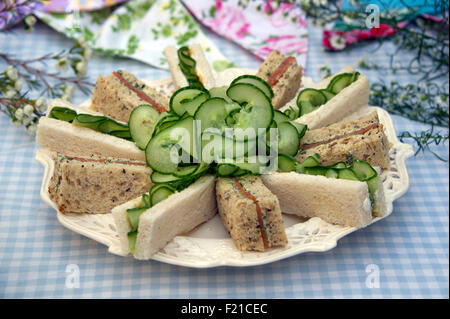 Eine Auswahl an Sandwiches, in den Finger geschnitten. eine UK Brot "Fingerfood" Snacks Snack knabbern Knabbereien Gurke Stockfoto