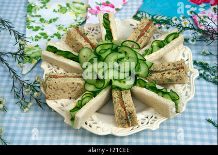 Eine Auswahl an Sandwiches, in den Finger geschnitten. eine UK Brot "Fingerfood" Snacks Snack knabbern Knabbereien Gurke Stockfoto