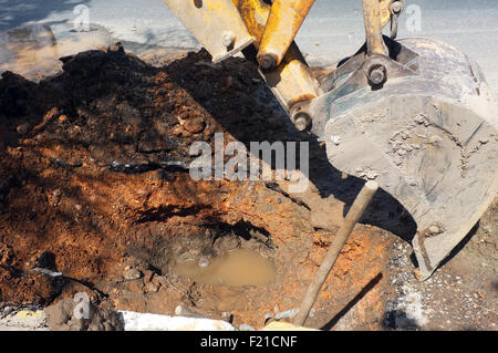 Bagger tun Straßenarbeiten Stockfoto