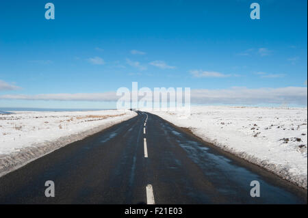 Landstraße gehen in Ferne durch englische ländliche Winterszene Stockfoto