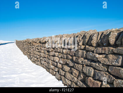 Trockenen Steinmauer in englischen tief verschneiten Landschaft des ländlichen Raums Winterlandschaft Stockfoto