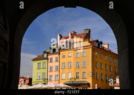 Polen, Warschau, bunten Fassaden in Plac Zamkowy oder Schlossplatz über Bogen des königlichen Schlosses Eingang angezeigt. Stockfoto