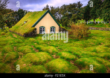 Hofskirkja - eine kleine Rasen-Top-Kirche und Friedhof in Hof, Island Stockfoto