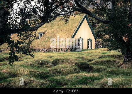 Hofskirkja - eine kleine Rasen-Top-Kirche und Friedhof in Hof, Island Stockfoto