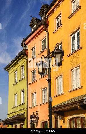 Polen, Warschau, bunten Fassaden in Plac Zamkowy oder Burgplatz. Stockfoto