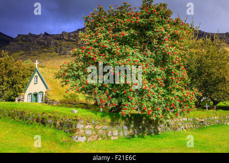 Hofskirkja - eine kleine Rasen-Top-Kirche in Hof, Island Stockfoto