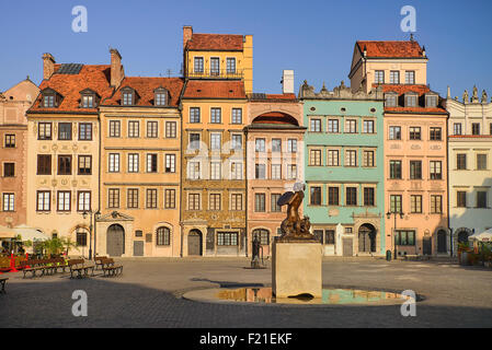 Polen Warschau Stare Miasto oder Old Town Square West Seite des Platzes mit Statue der Syrenka oder The Mermaid von Warschau in die Stockfoto