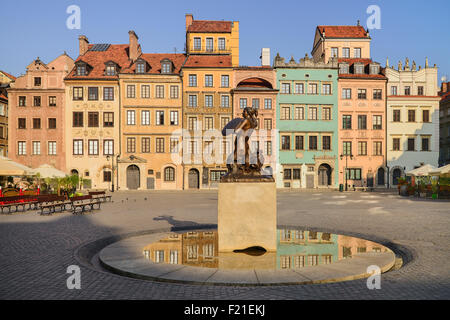 Polen Warschau Stare Miasto oder Old Town Square West Seite des Platzes mit Statue der Syrenka oder The Mermaid von Warschau in die Stockfoto