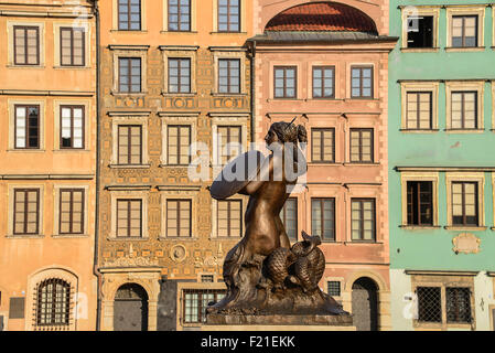 Polen Warschau Stare Miasto oder Old Town Square West Seite des Platzes mit Statue der Syrenka oder The Mermaid von Warschau in die Stockfoto