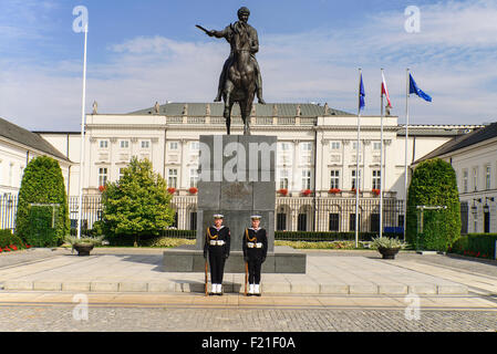 Polen Warschau Polen Warschau Ul Krakowskie Przedmiescie oder der königliche Weg Radziwill Palast Residenz des Präsidenten mit einer statue Stockfoto