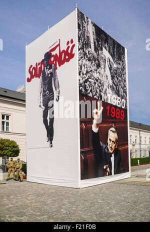 Polen, Warschau, Ul Krakowskie Przedmiescie oder der königliche Weg, Solidarität Horten am Präsidentenpalast mit Soldaten auf der Hut. Stockfoto