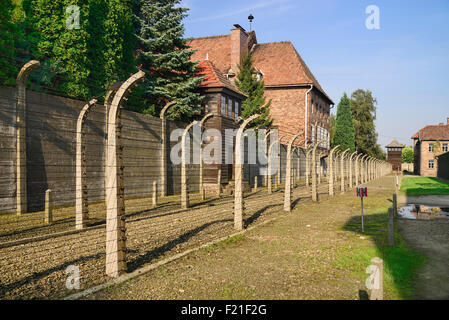 Polen Auschwitz-Birkenau State Museum Auschwicz KZ Stacheldraht Umzäunung und Wache Turm neben Block Stockfoto