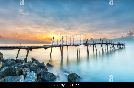 Sonnenaufgang auf einer Holzbrücke Stockfoto