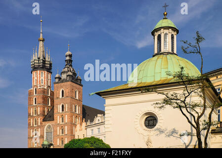 Polen Krakau Rynek Glowny oder Main Market Square St. Mary's Kirche auch bekannt als St. Marys Basilica mit gewölbte Kirche des Hl. Stockfoto