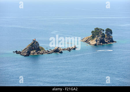 Erhöhte Ansicht von zwei wunderschönen Inseln Katic (Katich) und Sveta Nedjelja mit Kirche auf einem von ihnen im Meer in der Nähe von Petrovac, M Stockfoto