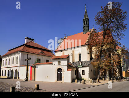 Polen, Krakau, Kirche von St Giles mit Katyn Memorial Kreuz vorne. Stockfoto