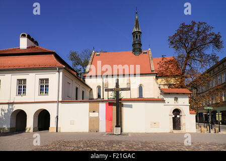 Polen, Krakau, Kirche von St Giles mit Katyn Memorial Kreuz vorne. Stockfoto