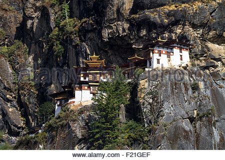 Ansicht des Klosters Paro bekannt als Tiger Nest oder Taktsang Palphug Kloster, hoch auf den Klippen über dem Tal