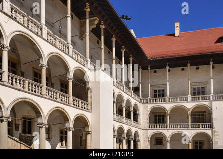 Polen, Krakau, Wawel-Hügel, Burg Wawel, Tiered Arkaden im Innenhof. Stockfoto