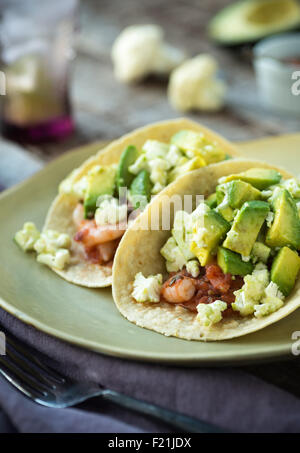 Würzige Garnelen und Gemüse tacos Stockfoto