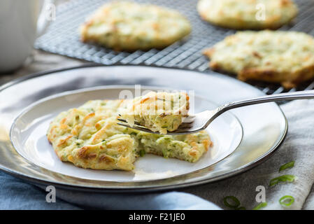 Frühstück-Scones mit Zucchini und grüne Zwiebel Stockfoto