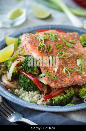 Spicy Lachs über Blumenkohl und broccoli Stockfoto