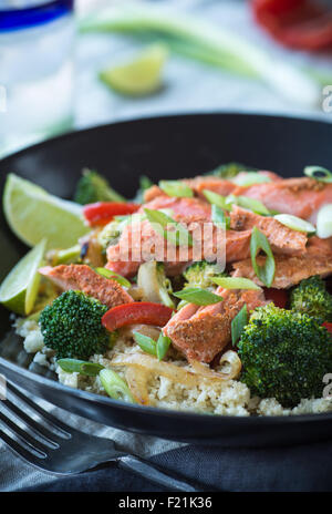 Spicy Lachs über Blumenkohl und broccoli Stockfoto