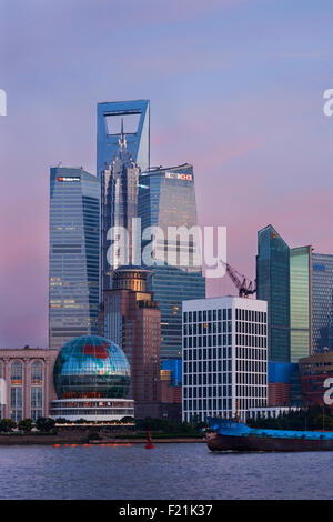 Twilight-Blick auf die Lujiazui finanziellen Bezirk von Shanghai gesehen vom Bund, Shanghai, China, Asien Stockfoto