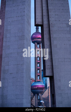 Oriental Pearl Tower gesehen durch hoch aufragende graue Säulen in Shanghai Pudong Financial District, Shanghai, China, Asien Stockfoto