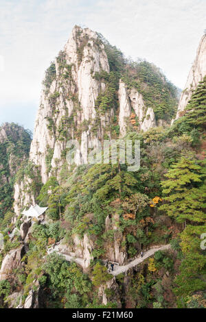 Reife asiatische paar in Distanz zu Fuß entlang Xihai Grand Canyon trail, eine 6-Stunden-Schleife auf der Westseite des gelben Berg, Huang Stockfoto