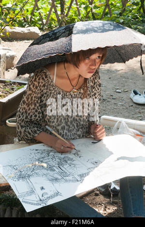 Asiatische weibliche Art Student Skizzen im Freien unter einem Dach, Hongcun Dorf, Provinz Anhui, China, Asien Stockfoto