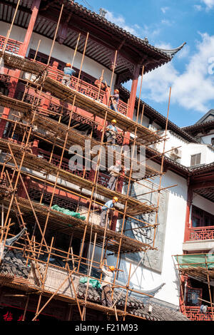 Bauarbeiter auf einem Gerüst, Renovierung eines Gebäudes in Old Town, Shanghai, China, Asien Stockfoto