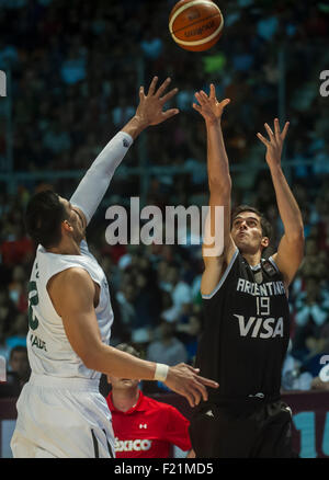 Mexico City, Mexiko. 9. Sep, 2015. Mexikos Gustavo Ayon (L) wetteifert mit Argentiniens Leonardo Mainoldi während des Spiels des Jahres 2015 FIBA Amerika Meisterschaft in Mexiko-Stadt, Hauptstadt von Mexiko, am 9. September 2015. Mexiko gewann 95-83. © Oscar Ramirez/Xinhua/Alamy Live-Nachrichten Stockfoto