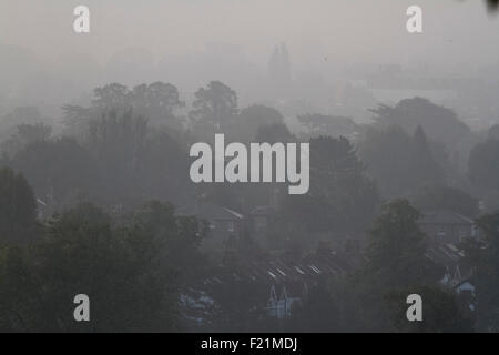 Wimbledon, London, UK. 10. Sep, 2015. Wimbledon London, UK. 10. September 2015. Wimbledon-Landschaft bedeckt im frühen Morgennebel Credit: Amer Ghazzal/Alamy Live-Nachrichten Stockfoto