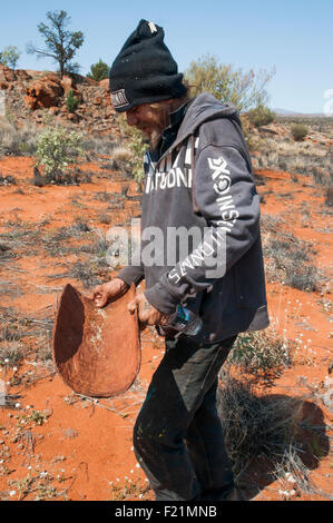 Ein Aborigine-Führer demonstriert die Techniken der Nahrungsbeschaffung am Cave Hill im Outback Südaustralien Stockfoto