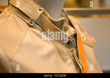 Weibliche Lederjacke in einem Shop Einzelhandel Stockfoto