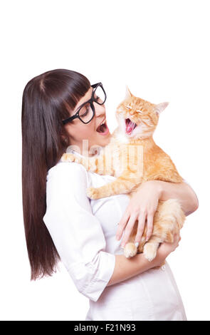 Porträt einer schönen Frau mit rote Katze, isoliert auf weißem Hintergrund Stockfoto