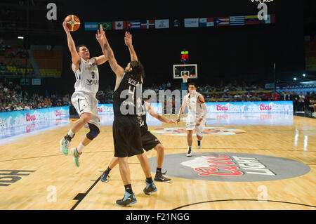 Mexico City, Mexiko. 9. Sep, 2015. Mexikos Francisco Cruz (L) schießt über Luis Scola Argentinien während des Spiels des Jahres 2015 FIBA Amerika Meisterschaft in Mexiko-Stadt, Hauptstadt von Mexiko, am 9. September 2015. Mexiko gewann 95-83. © Oscar Ramirez/Xinhua/Alamy Live-Nachrichten Stockfoto