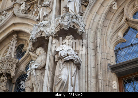 Mittelalterliche Skulpturen an der alten mittelalterlichen Rathaus Leuven in Belgien Stockfoto