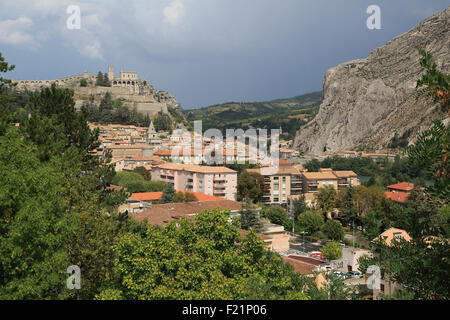 Burg und Stadt, Sisteron, Alpes-de-Haute-Prove, Frankreich Stockfoto