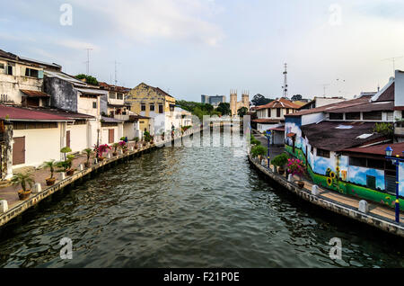 Bunt bemalte Häuser entlang des Flusses Malacca, Bezirk von Kampung Bakar Batu, Malacca oder Melaka, Malaysia Stockfoto