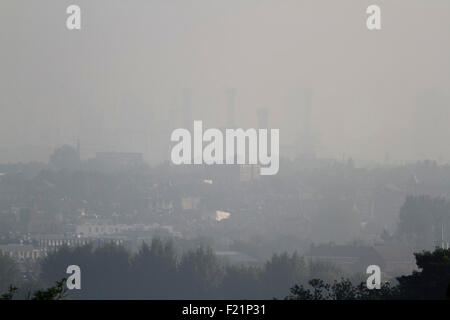 Wimbledon London, UK. 10. September 2015. Die Schornsteine der Battersea Power Station sind kaum sichtbar an einem nebligen frühen Morgen in London Credit: Amer Ghazzal/Alamy Live-Nachrichten Stockfoto