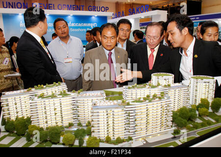 Phnom Penh, Kambodscha. 10. Sep, 2015. Phoeung Sophorn (C, vorne), Staatssekretär des Ministeriums für Raumordnung, Städtebau und Bau, befasst sich mit architektonischen Modelle von Gebäuden auf einer Ausstellung in Phnom Penh, Kambodscha, am 10. September 2015. Kambodschas größte internationale Fachmesse für Bau- und Immobilienwirtschaft startete hier am Donnerstag, Zusammenführung von 350 Aussteller aus 23 Ländern und Regionen, sagten Beamte. © Sovannara/Xinhua/Alamy Live-Nachrichten Stockfoto