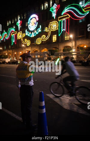 Mexico City, Mexiko. 9. Sep, 2015. Ein Polizist regelt den Verkehr vor der Neonröhren vor der Feier der 205. Jahrestag der mexikanischen Unabhängigkeit in Mexiko-Stadt, Hauptstadt von Mexiko, am 9. September 2015. Mexiko feiert am 16. September die 205. Jahrestag seiner Unabhängigkeit. © Pedro Mera/Xinhua/Alamy Live-Nachrichten Stockfoto