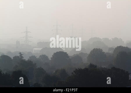 Wimbledon London, UK. 10. September 2015. Wimbledon-Stadt in frühen Morgennebel Kredit abgedeckt: Amer Ghazzal/Alamy Live-Nachrichten Stockfoto