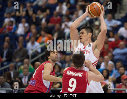 Berlin, Deutschland. 09. Sep 2015. Türkische Ersan Ilyasova (r) und Serbiens Milos Teodosic (l) und Stefan Markovic (c) in Aktion während der FIBA EuroBasket 2015 Gruppe B entsprechen Türkei Vs Serbien in der Mercedes-Benz-Arena in Berlin, Deutschland, 9. September 2015. Foto: Lukas Schulze/Dpa/Alamy Live News Stockfoto