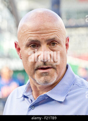 Washington Nationals general Manager Mike Rizzo auf dem Feld vor dem Spiel gegen die New York Mets im Nationals Park in Washington, D.C. am Dienstag, 8. September 2015. Foto: Ron Sachs/CNP/Dpa - NO-Draht-Dienst- Stockfoto