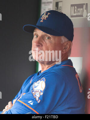 New York Mets Manager Terry Collins (10) sitzt auf der Trainerbank vor dem Spiel gegen die Washington Nationals am Nationals Park in Washington, D.C. auf Dienstag, 8. September 2015. Bildnachweis: Ron Sachs/CNP/Dpa - NO-Draht-Dienst- Stockfoto