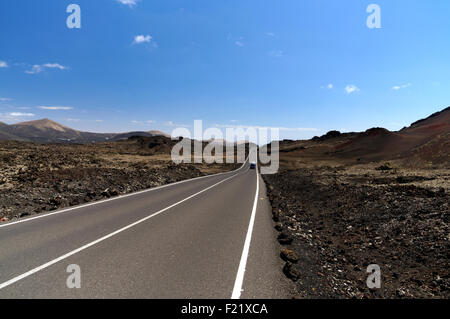 lz67 Straße, Parque Nacional De Timanfaya, Lanzarote, Kanarische Inseln, Spanien. Stockfoto